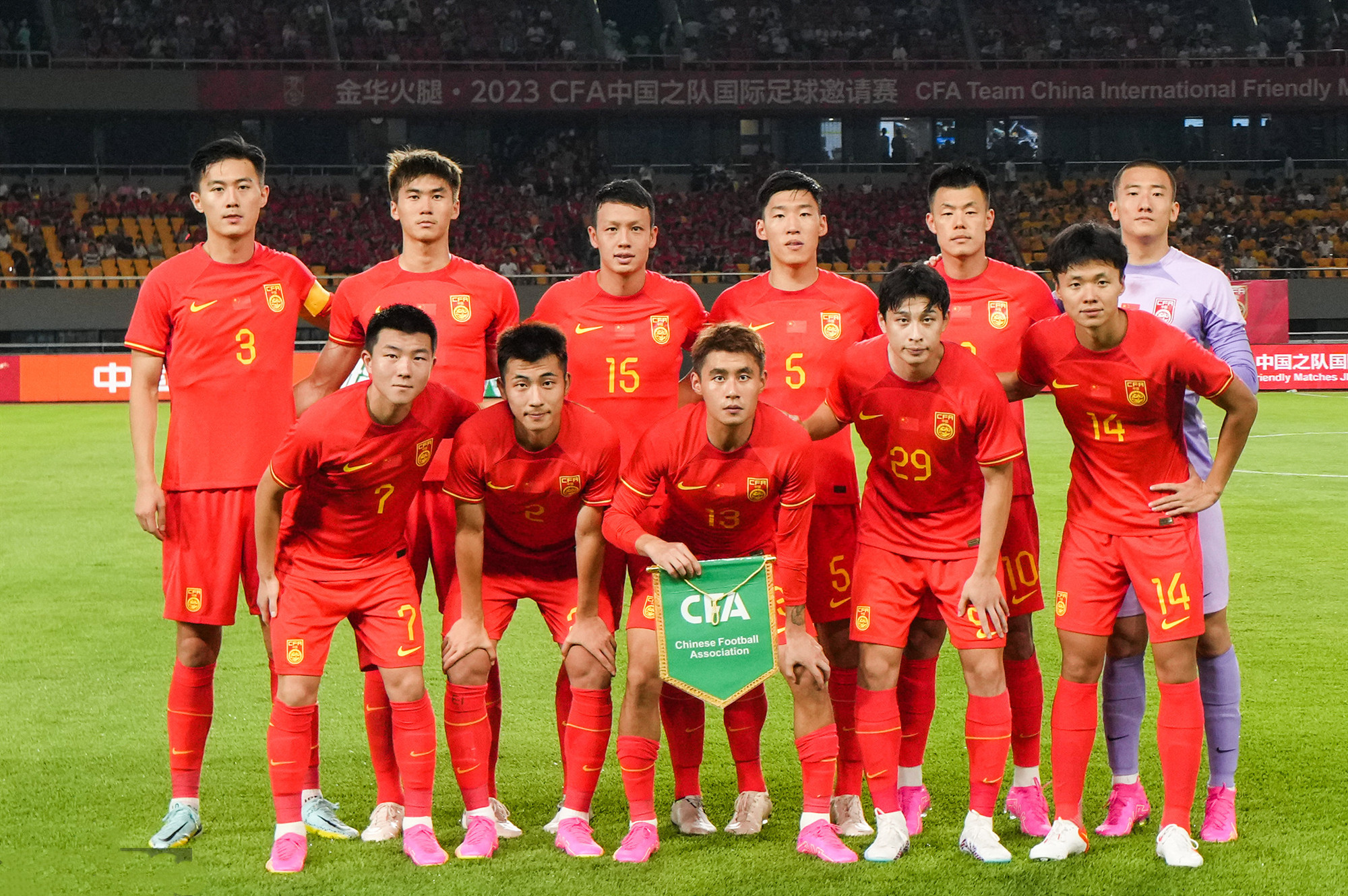 开云体育平台官网入口-中国足球比赛场面纷争不断，球员表现抢眼