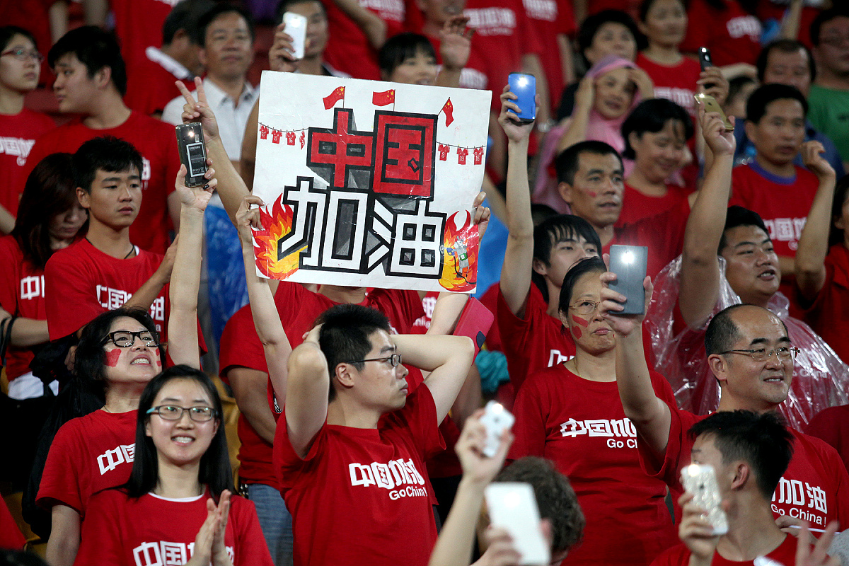 包含国际球队在赛场上奋勇拼搏，争夺胜利的词条