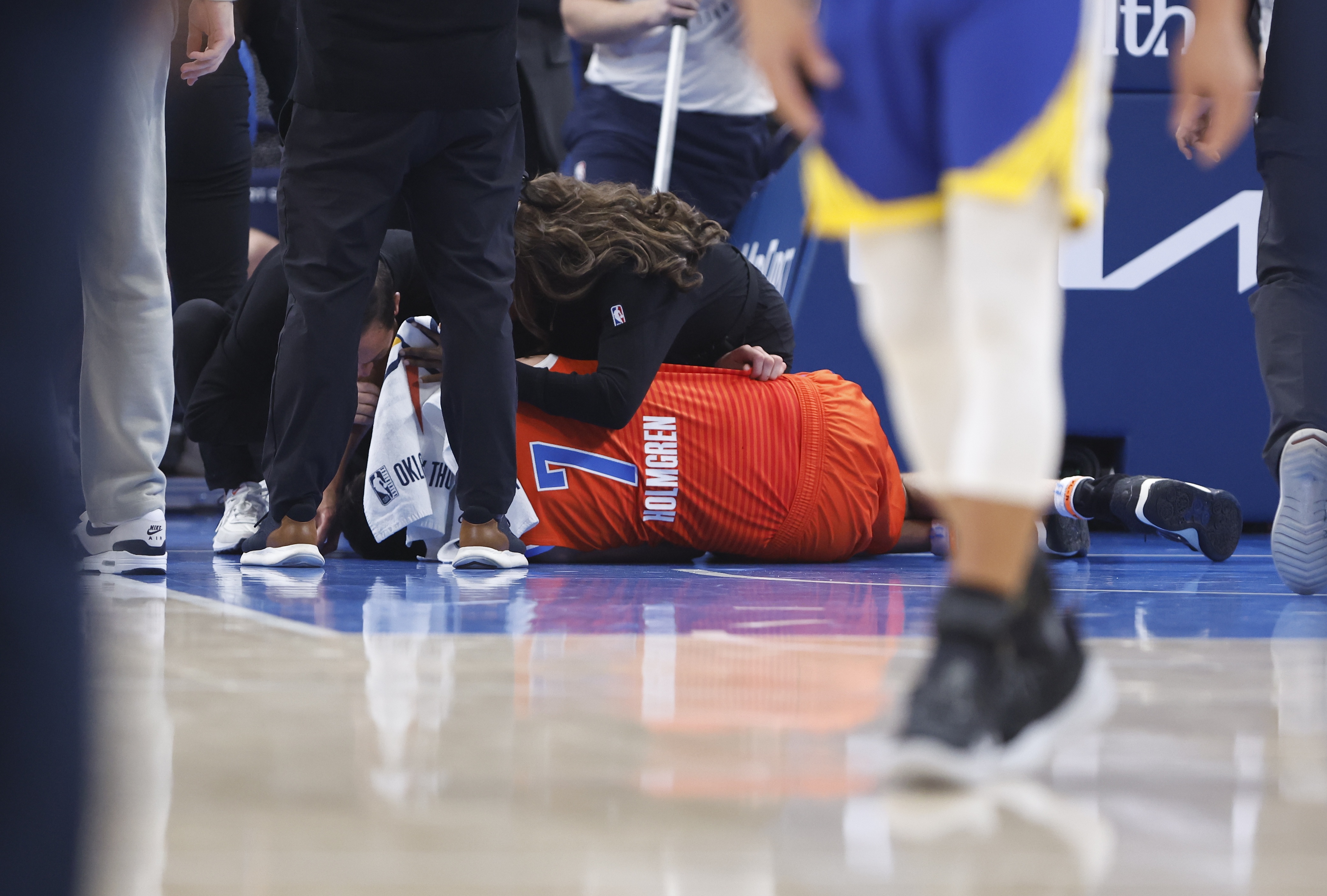 关于NBA球员大规模伤病，球队士气受挫的信息
